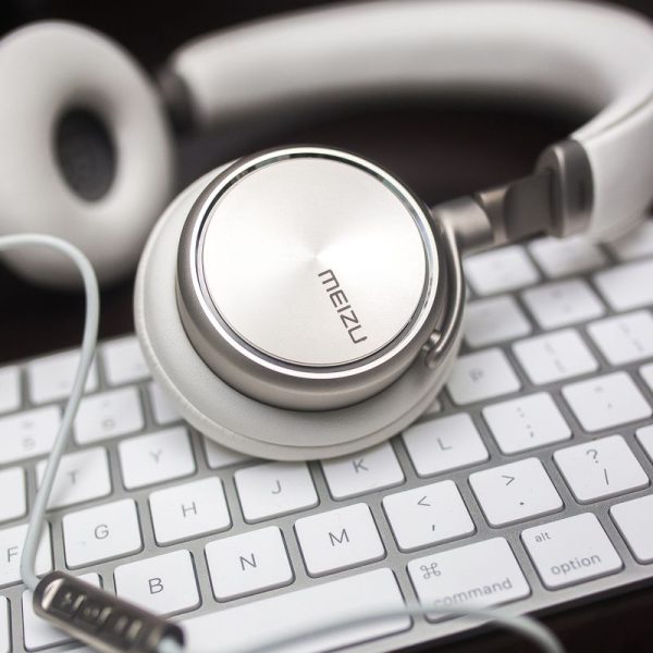 Ultimate Soundzz Headset (White) inc Bass Booster (tm) - Image 3